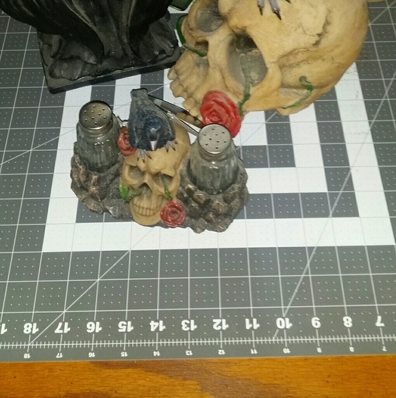 Salt & pepper shakers, skull & crow decor & grim r - Picture 1 of 2